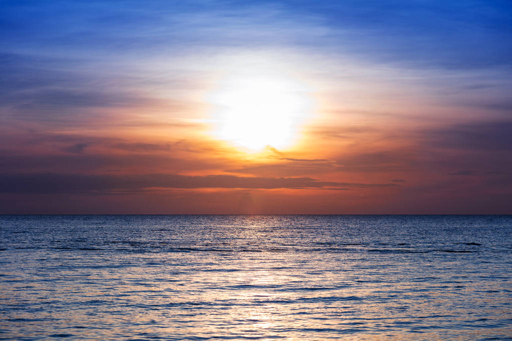 Západ slunce nad oceánem za jasného dne - Fotografie, Obrázek