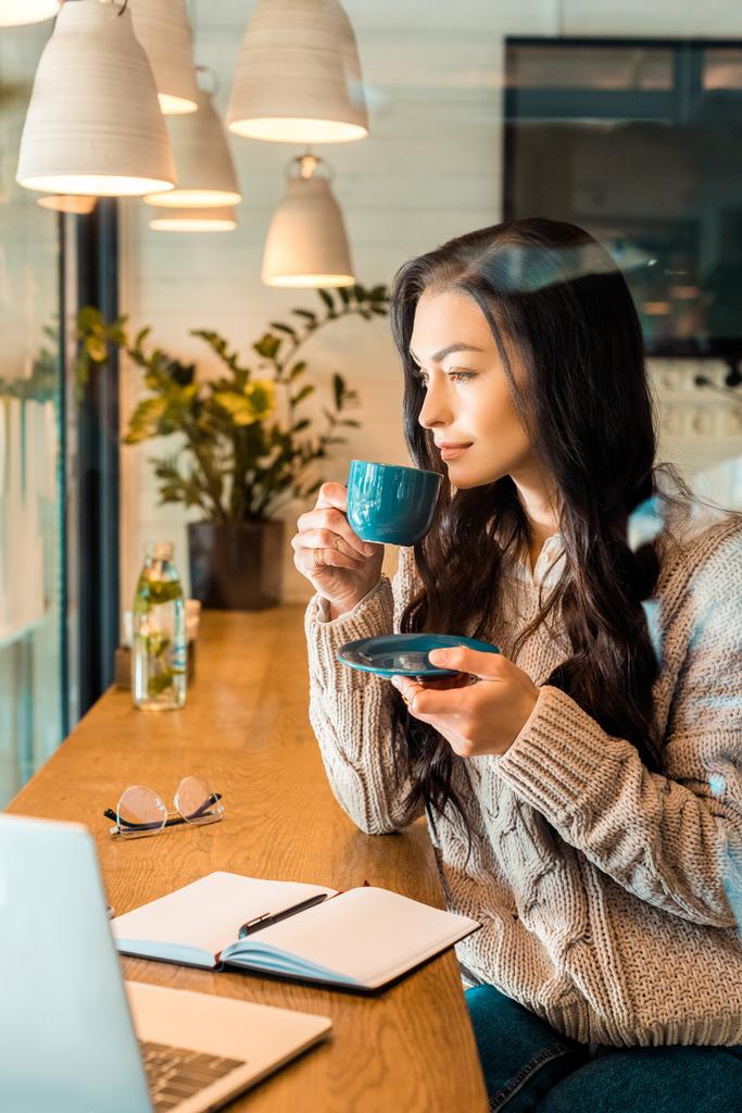 kaunis nainen kahvin kanssa työskentelee kahvilassa
 - Valokuva, kuva