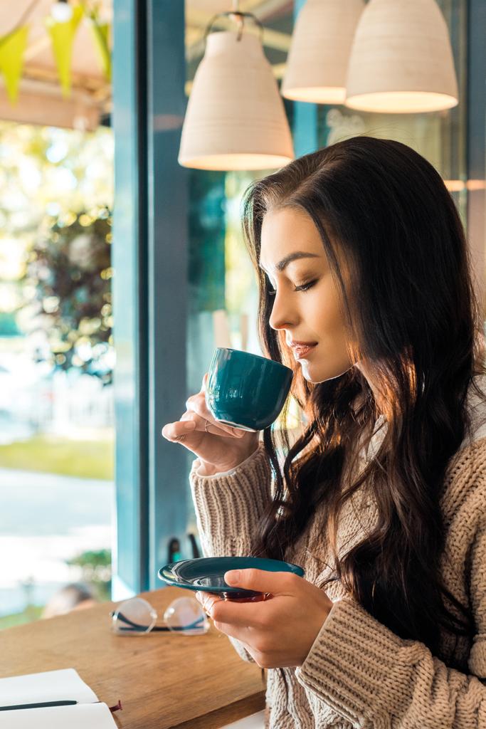 attraktive Frau im Herbstpullover trinkt Kaffee im Café - Foto, Bild
