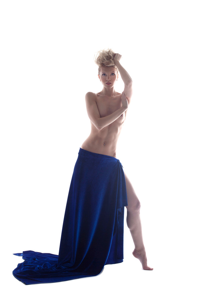Sexy rubia en topless en falda azul
 - Foto, imagen