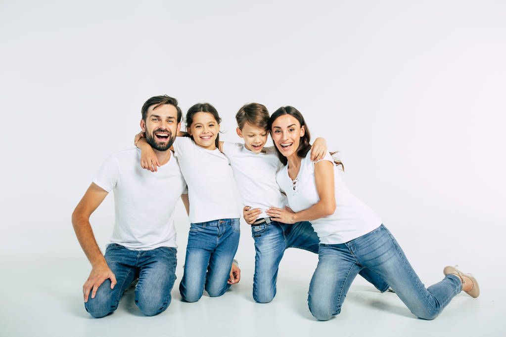 Πορτρέτο ομάδα νεαρή Καυκάσιος οικογένεια με γιο και κόρη σε λευκό φόντο - Φωτογραφία, εικόνα