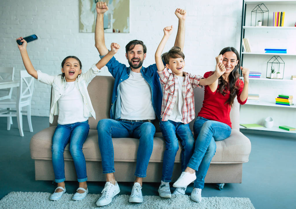 Fiatal család boldog időt otthon  - Fotó, kép