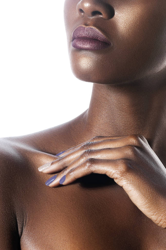 パームとクローズ アップきれいな完璧な肌を持つ若い美しい黒人女性の唇。皮膚のケアと美容のコンセプト - 写真・画像