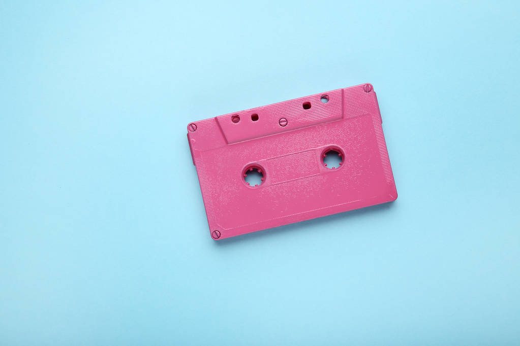 Рожева стрічка касети на синьому фоні
 - Фото, зображення