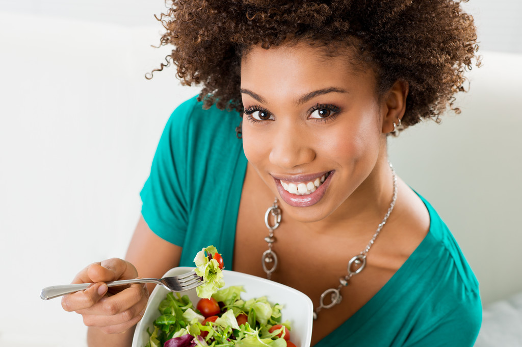 Афроамериканка ест салат
 - Фото, изображение