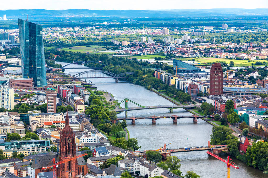 Frankfurt, Duitsland - 9 juli 2014: Zomer panorama van het financiële district in Frankfurt, Duitsland - Foto, afbeelding