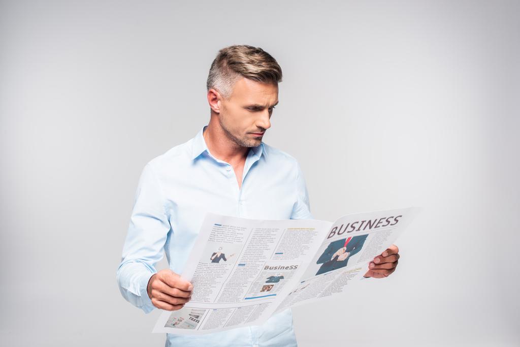 bello adulto uomo d'affari lettura business giornale isolato su bianco
 - Foto, immagini