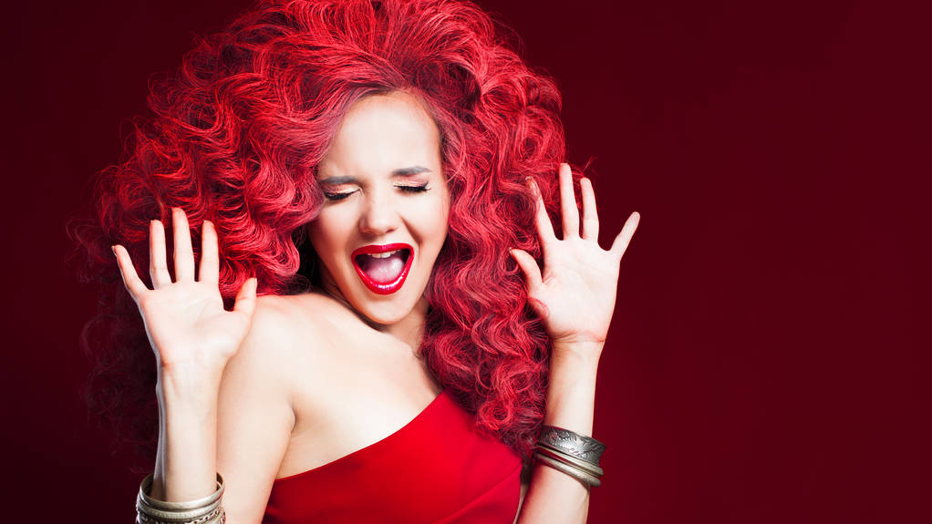 Bella giovane donna con i capelli rossi. Trucco luminoso e acconciatura
 - Foto, immagini