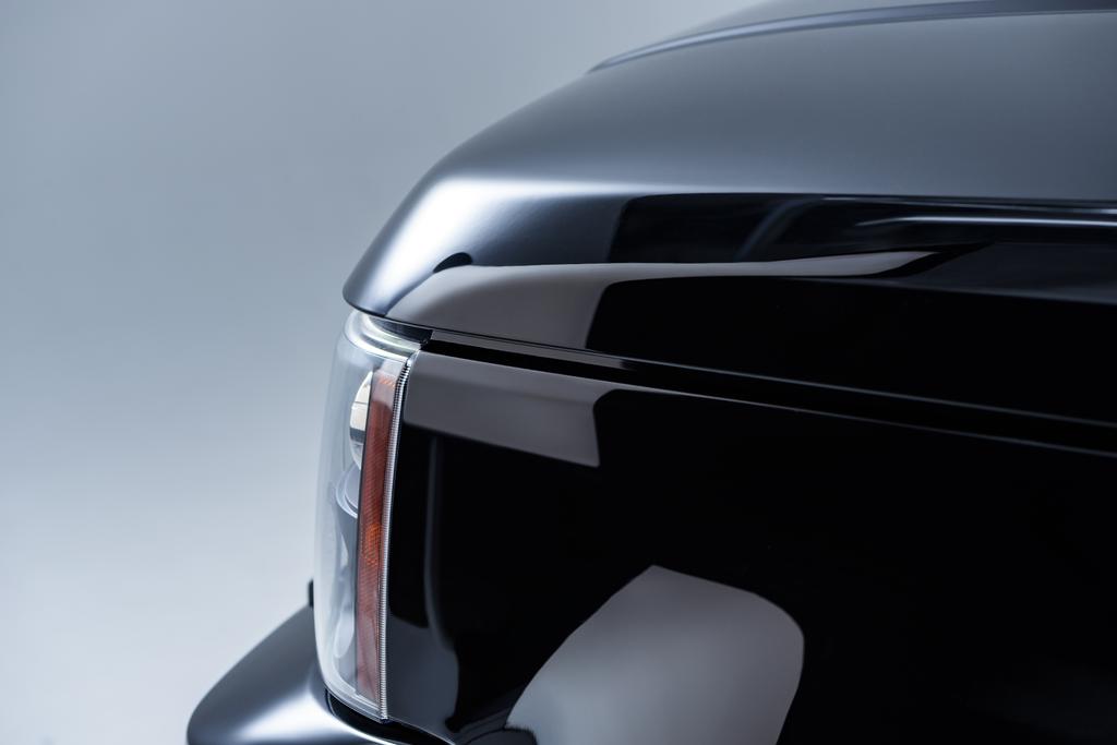 vista ravvicinata di brillante automobile nera su sfondo grigio
 - Foto, immagini