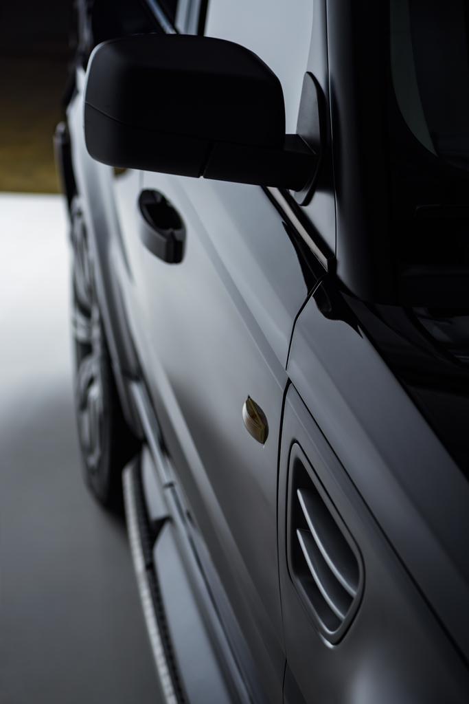 close up view luxo brilhando automóvel preto no fundo escuro
 - Foto, Imagem