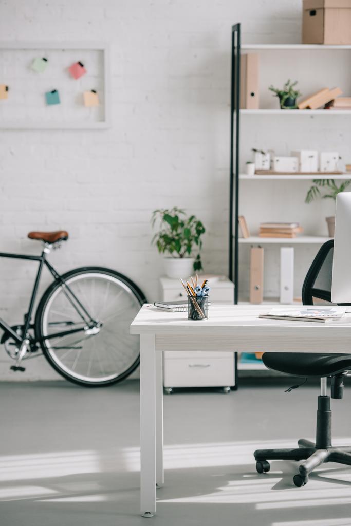 kolo, poličky a stůl v moderní obchodní kancelář - Fotografie, Obrázek