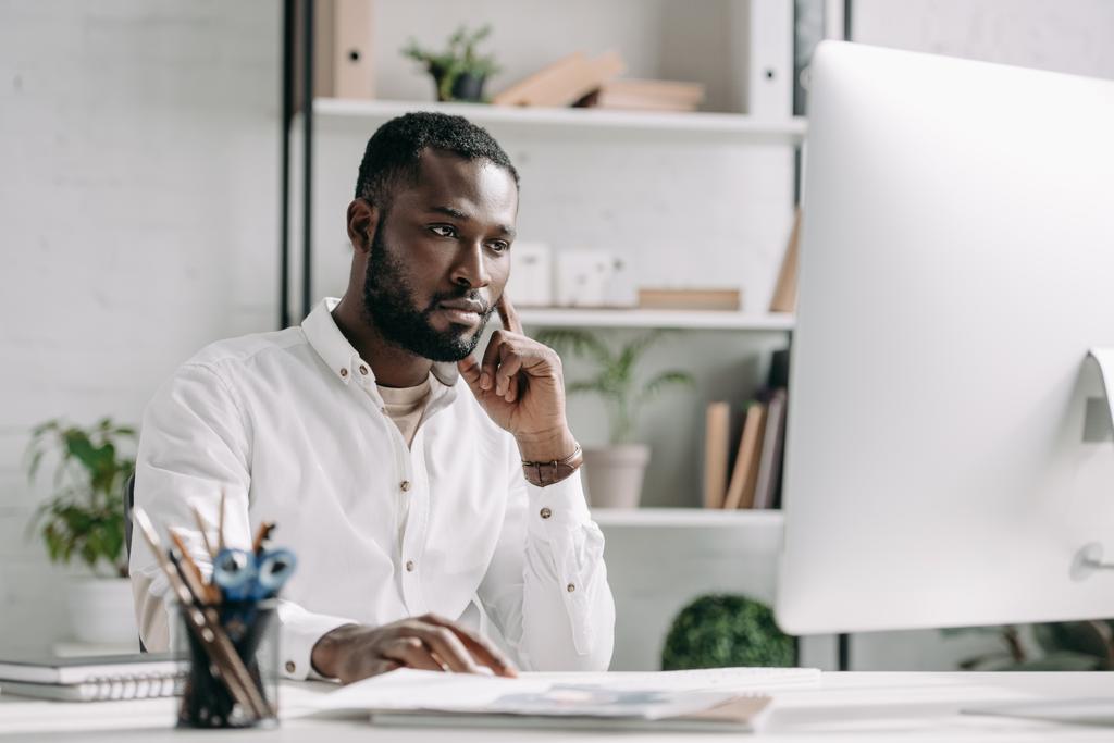 vážně hezký afroamerické podnikatel pracuje u počítače v kanceláři - Fotografie, Obrázek