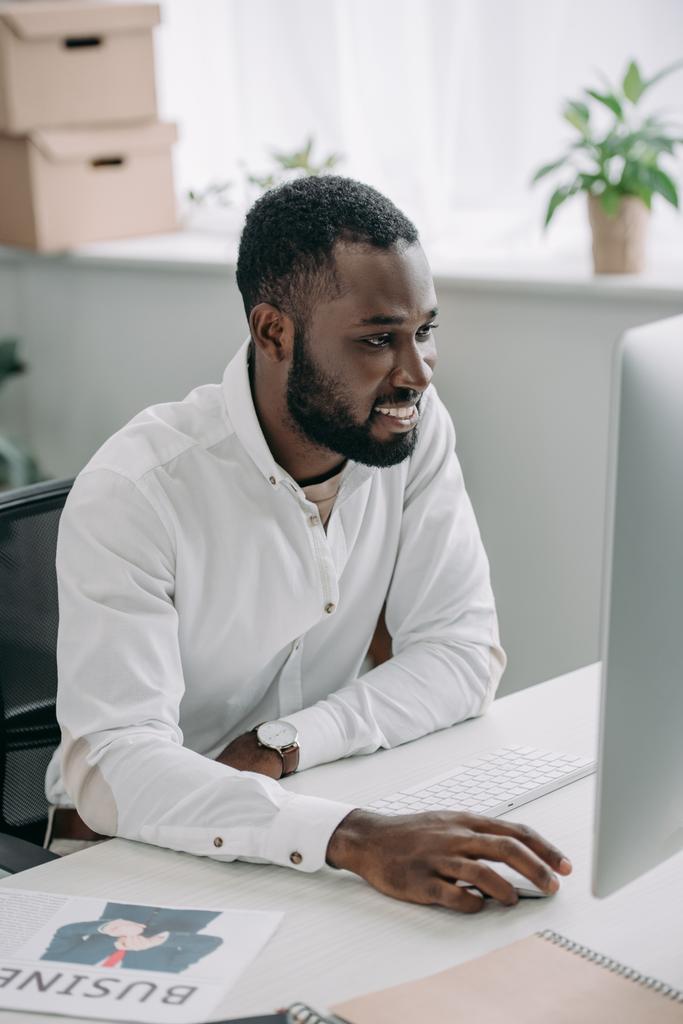 sorrindo bonito empresário afro-americano trabalhando no computador no escritório
 - Foto, Imagem