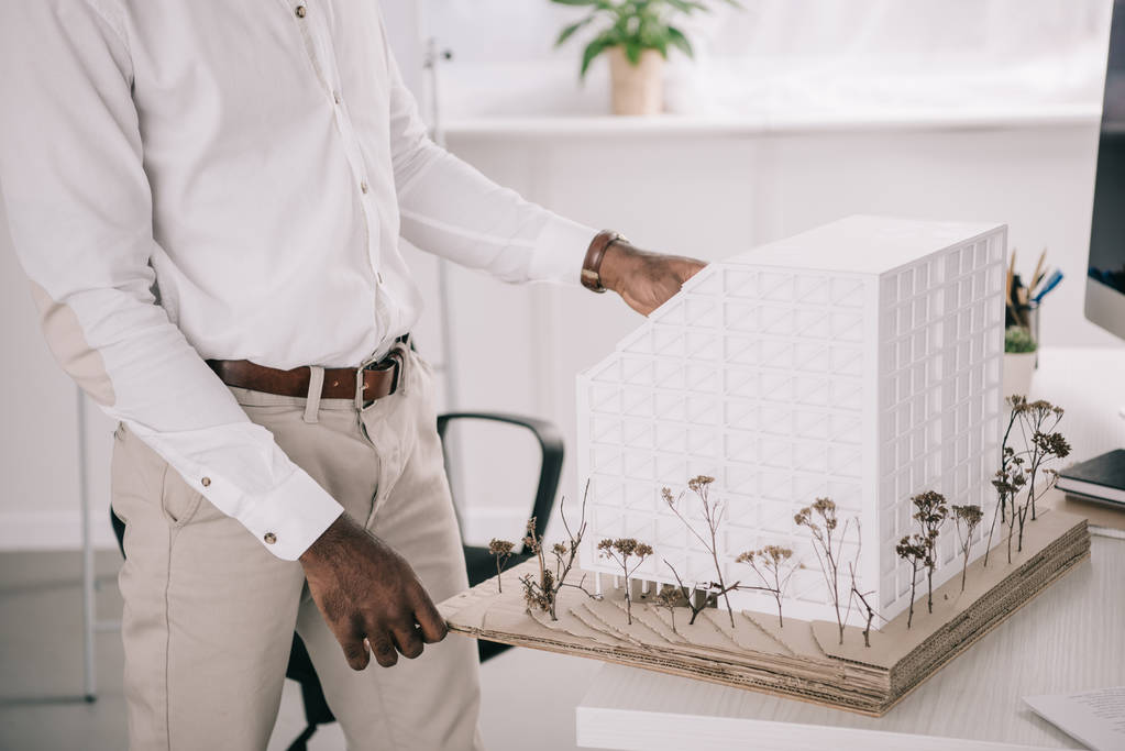 imagem recortada do arquiteto afro-americano trabalhando no modelo de arquitetura no escritório
 - Foto, Imagem