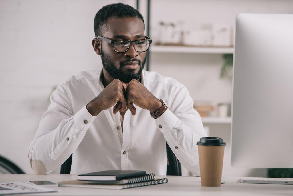 belo empresário afro-americano olhando para o computador no escritório
 - Foto, Imagem