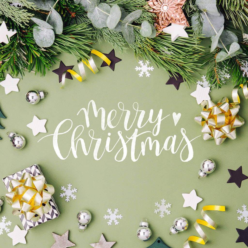  Χριστουγεννιάτικο καρέ με χαρούμενα Χριστούγεννα γράμματα και διακοσμήσεις σε πράσινο φόντο - Φωτογραφία, εικόνα