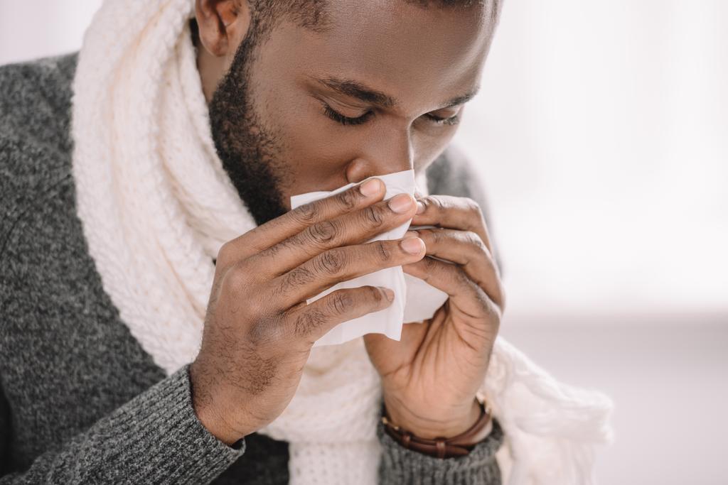 homme afro-américain malade avec nez qui coule tenant la serviette
 - Photo, image