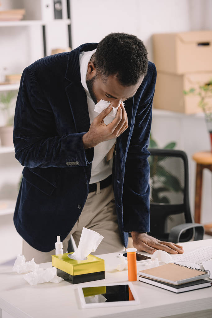 больной бизнесмен, простуженный во время работы с цифровыми устройствами в офисе
 - Фото, изображение