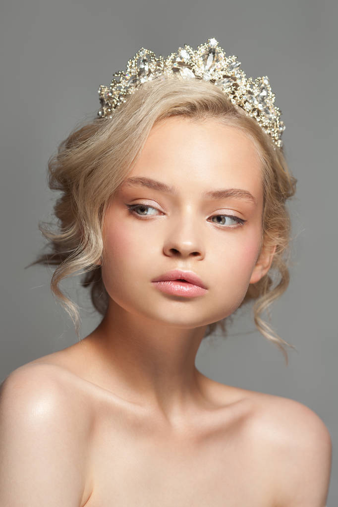 Krásná blonďatá dívka v obrázku nevěsty s čelenka ve vlasech. - Fotografie, Obrázek