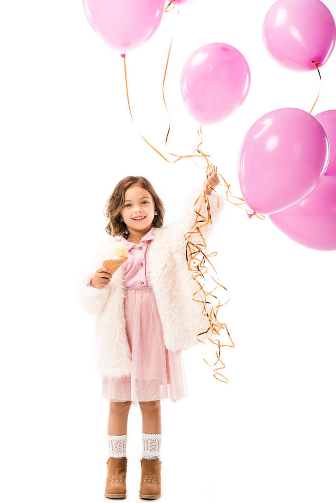 stílusos boldog gyermek és rózsaszín hőlégballonok fagylalt elszigetelt fehér - Fotó, kép