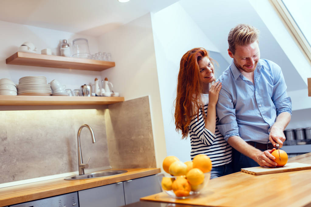 Boldog pár, így biogyümölcslé, konyhában, és mosolyogva - Fotó, kép