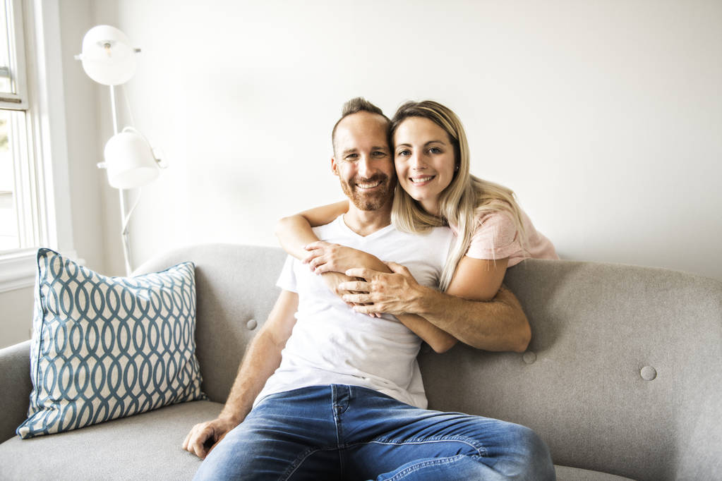 Giovane coppia sul divano rilassante a casa
 - Foto, immagini