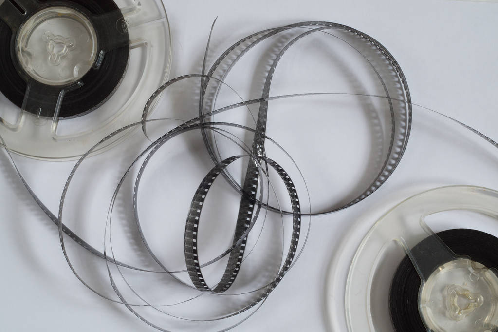 Vieux rouleaux avec film noir et blanc d'un film amateur
 - Photo, image