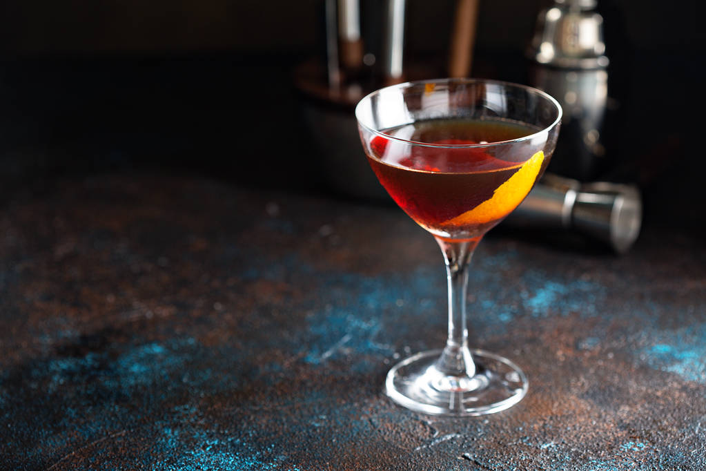 Cocktail di whisky autunnale con scorza d'arancia
 - Foto, immagini