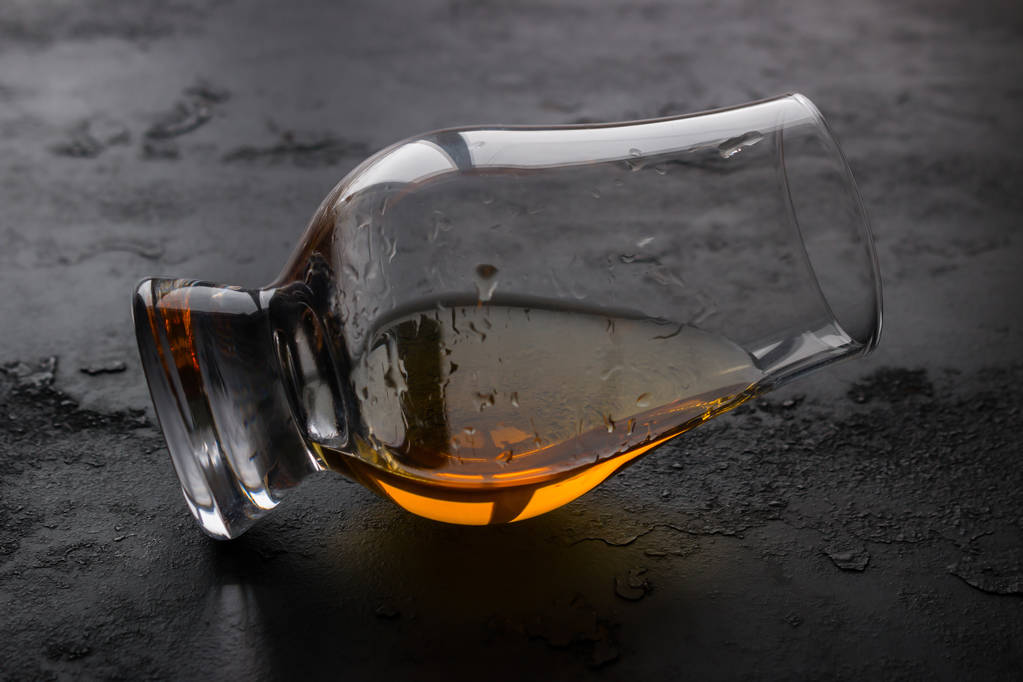 бокал виски на черном фоне
 - Фото, изображение