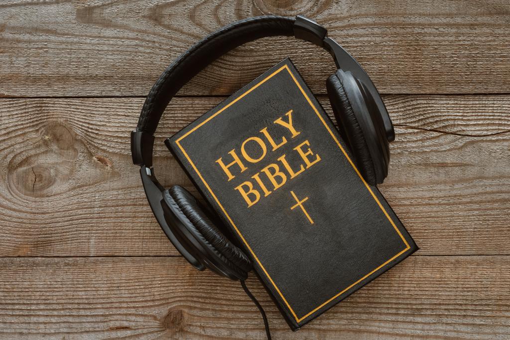 木製卓上型のヘッドフォンで聖書のトップ ビュー - 写真・画像