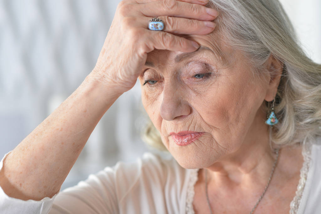 Zamknij portret smutnej starszej kobiety z bólem głowy - Zdjęcie, obraz