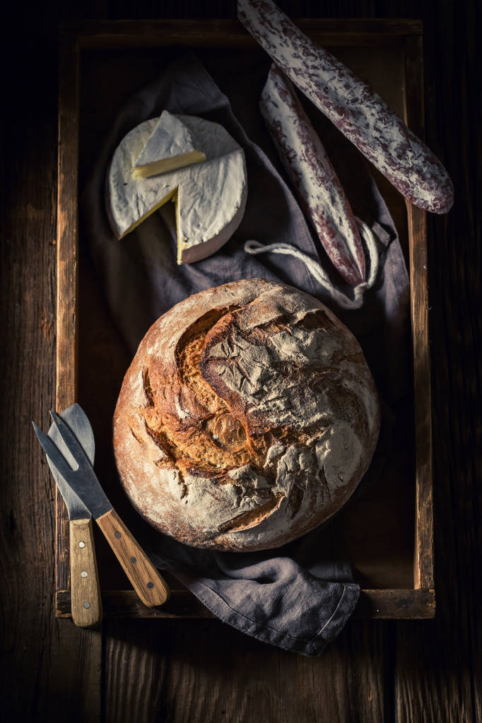 Κάτοψη του ψωμιού με τυρί καμαμπέρ και λουκάνικο - Φωτογραφία, εικόνα