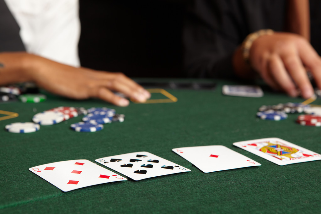 トランプ、チップ、プレーヤー、グリーン周りのギャンブル ポーカー テーブルを感じた - 写真・画像