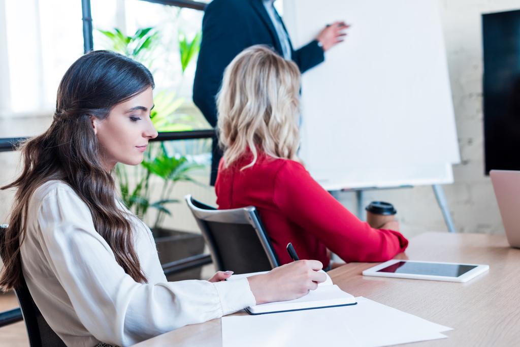 gedeeltelijke weergave van zakenman en zakenvrouwen met vergadering in kantoor - Foto, afbeelding