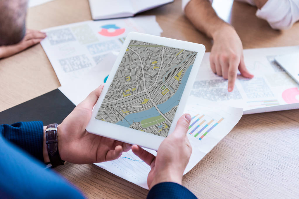 işadamı tablet ile harita ile kısmi görünümü Office toplantı sırasında ekranda - Fotoğraf, Görsel
