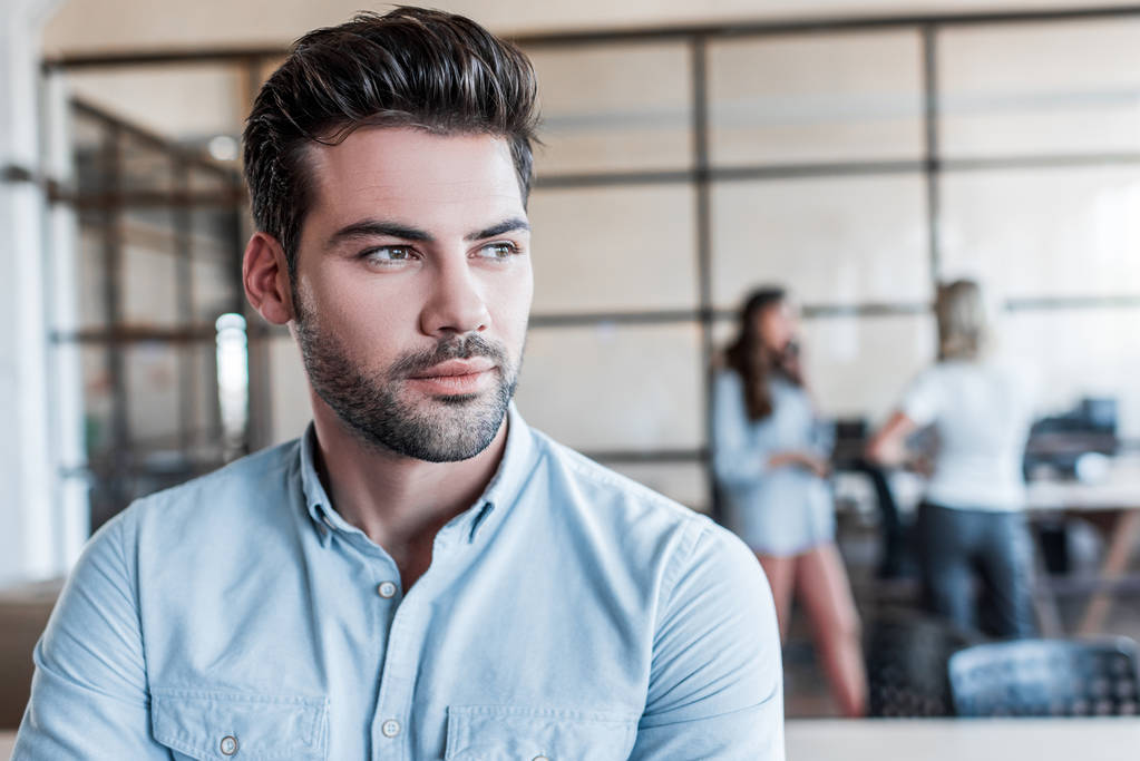 retrato de joven empresario pensativo guapo mirando hacia otro lado en la oficina
 - Foto, Imagen