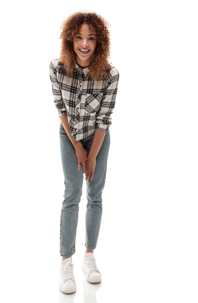stylische junge Frau in kariertem Hemd und Jeans. - Foto, Bild