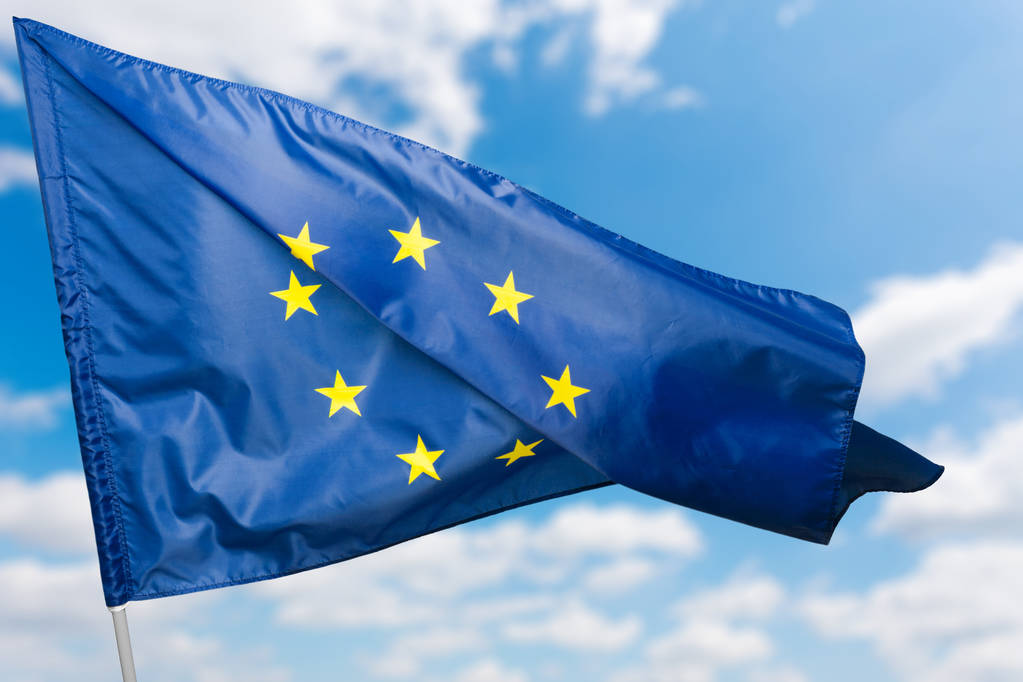 Europese vlag op de blauwe hemelachtergrond - Foto, afbeelding