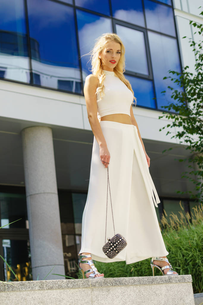 Elégante femme à la mode présentant tenue urbaine à la mode. Débardeur blanc et pantalon culotte. - Photo, image