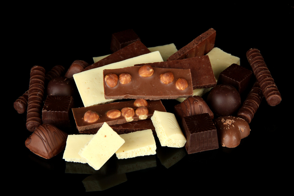Csokoládé- és édesség elszigetelt fekete - Fotó, kép