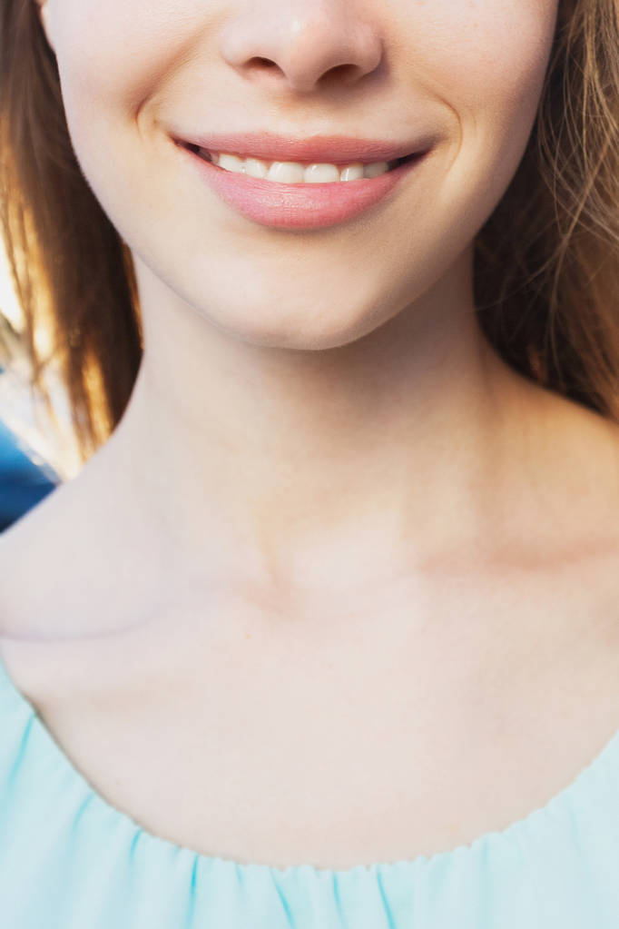 Kaunis hymy nuori kaunis tyttö lähikuva muotokuva. Lääketieteen ja kauneuden käsite
 - Valokuva, kuva