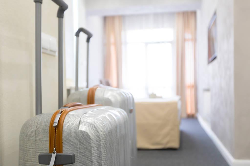 Mala ou mala de bagagem em um quarto de hotel moderno - Foto, Imagem