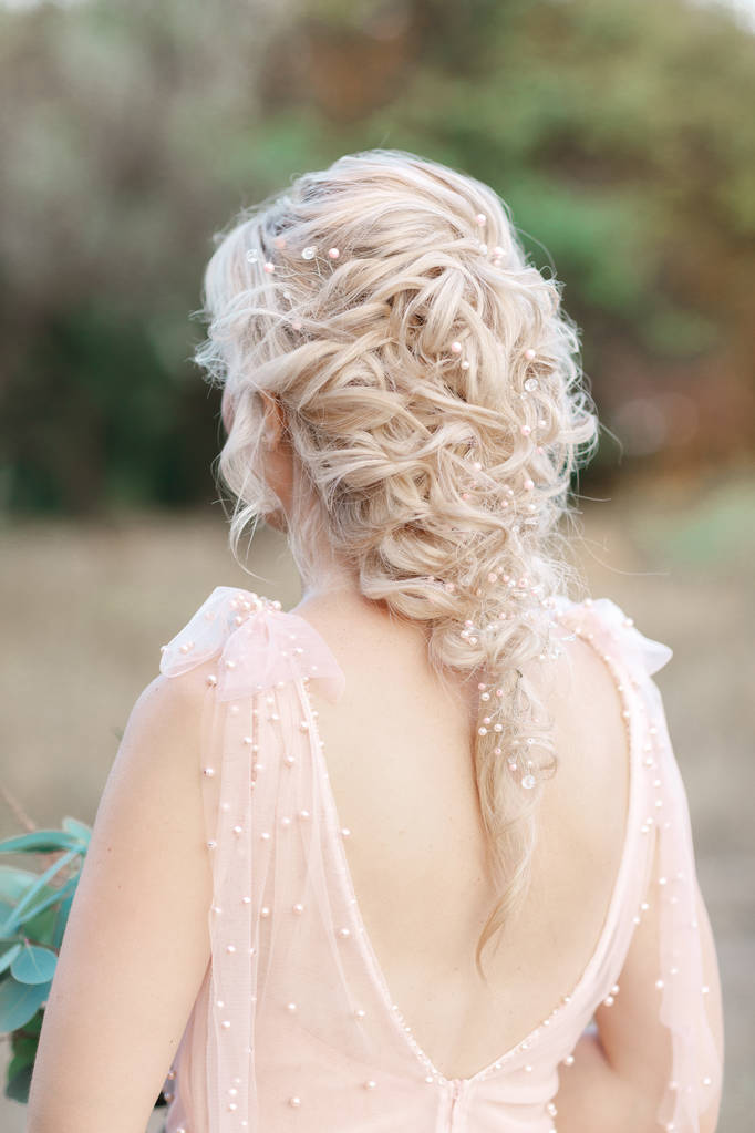 Acconciatura da sposa con un accessorio per capelli alla moda
 - Foto, immagini