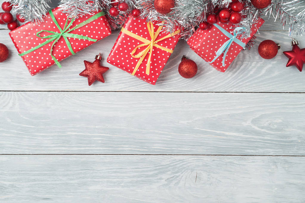 Karácsonyi nyaralás háttér ajándékdobozok és dekorációk fa asztalon. Felülnézetből - Fotó, kép