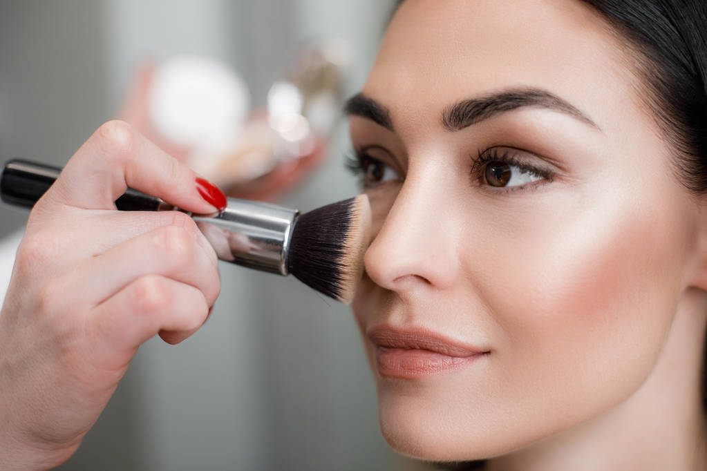 Grote dagelijkse make-up voor mooie vrouw in de beauty salon - Foto, afbeelding