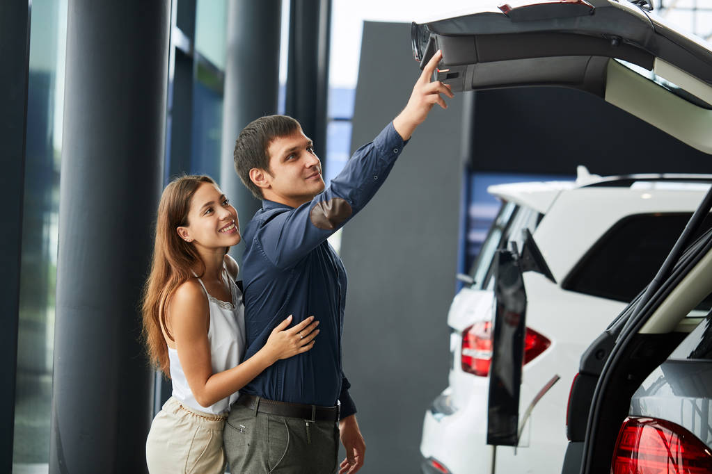 Kochająca mądra para wybiera samochód w salonie samochodowym - Zdjęcie, obraz
