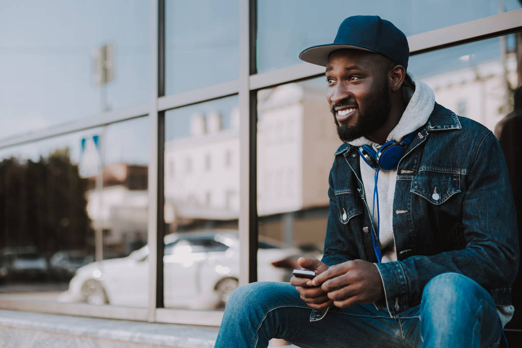 A mobiltelefon használata vidám afro-amerikai ember - Fotó, kép