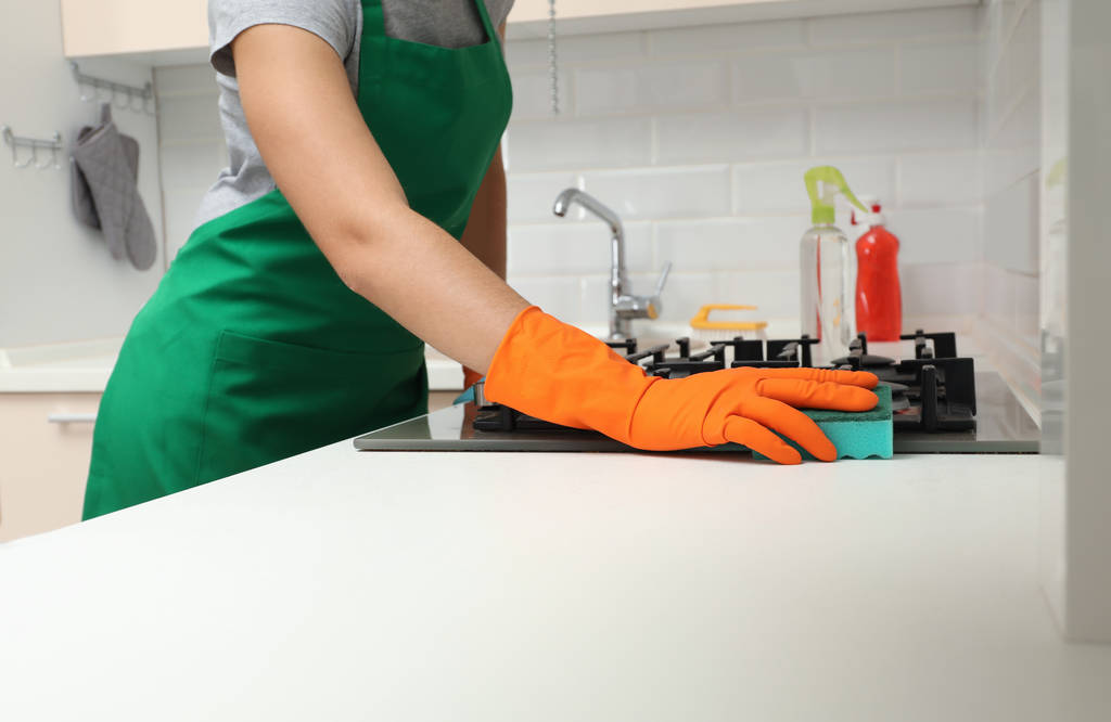 Жінка прибирає кухню з ганчіркою, в приміщенні
 - Фото, зображення