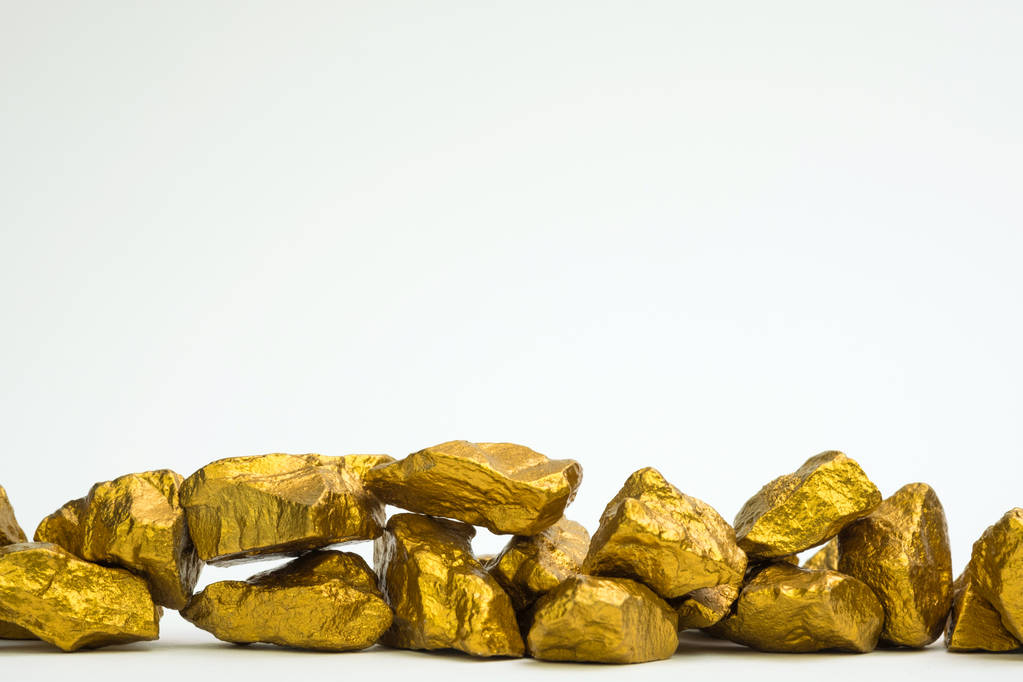Egy halom arany rögök vagy elszigetelt fehér háttér, drágakő vagy arany kő, pénzügyi és üzleti koncepció ötlet rakás arany érc. - Fotó, kép