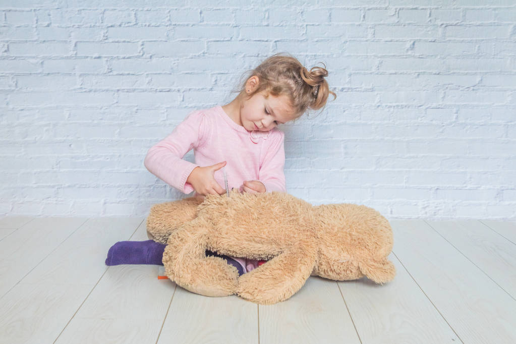 Ребёнок, девочка делает укол игрушечному медведю, шприцу с инсулином
 - Фото, изображение
